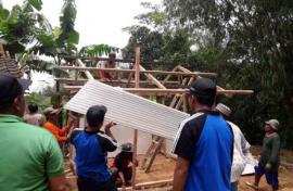 Gotong-Royong Bedah Rumah untuk Jompo