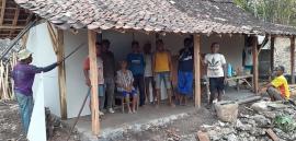 Gotong Royong Masyarakat Membangun Rumah Mbah Kaniyem