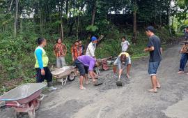 Karang Taruna Kalurahan Sawahan & Relawan Kerja Bakti Menambal Jalan Rusak