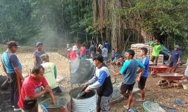 Gotong Royong Karang Taruna Sendang Membangun Lapangan Volly