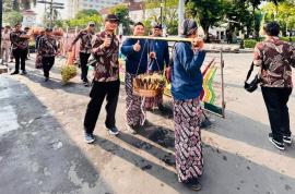 Kirab Mangayubagyo 80 Tahun Yuswo Dalem Sri Sultan HB X